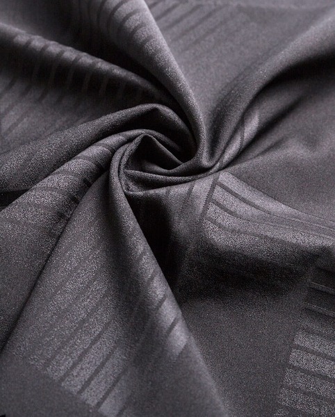 Jakou roli hraje osnova a útek v celkové struktuře tkaniny?